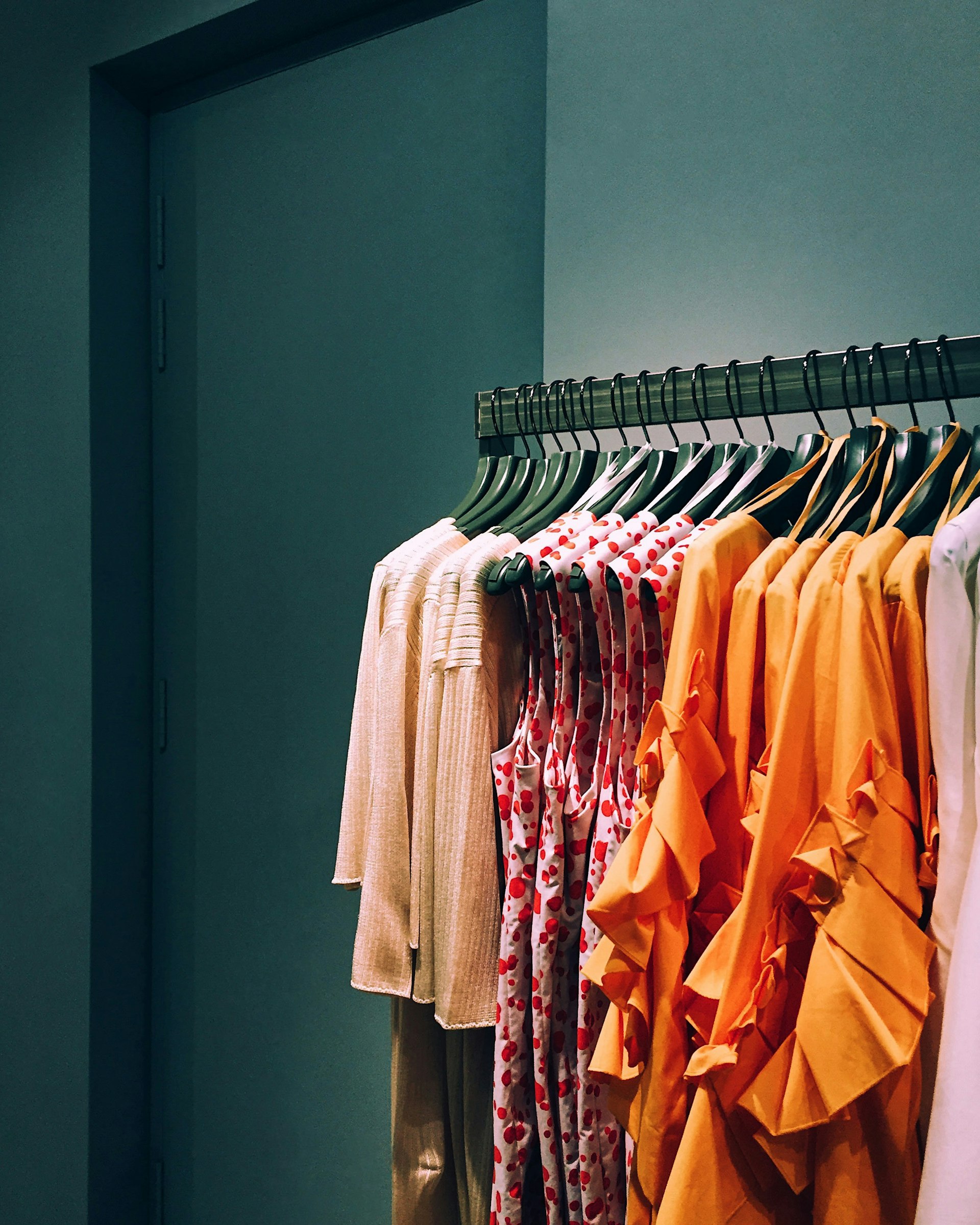 Portant de vetements tries par tailles illustrant le concept du T-Shirt Sizing en estimation agile