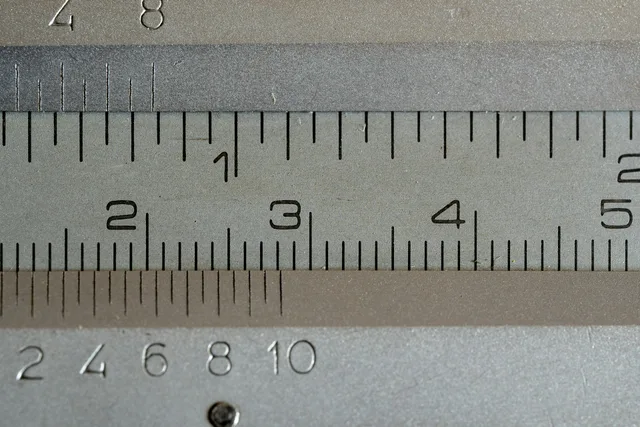 Gros plan sur une regle de mesure graduée symbolisant l'estimation relative en story points